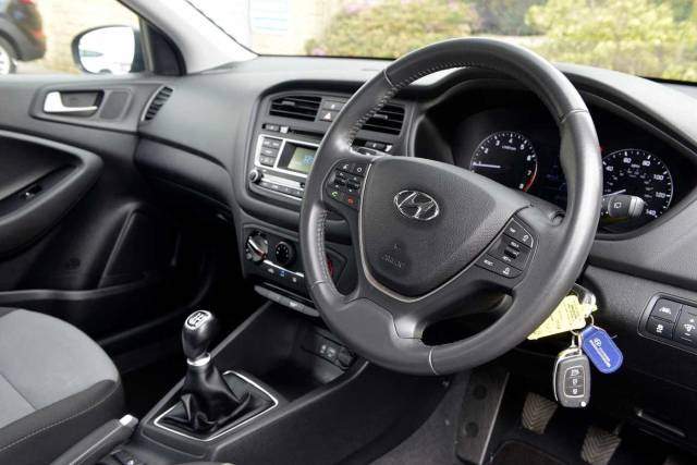 Hyundai i20 1.2 SE (84 PS) 5 Door Hatchback Petrol Phantom Black