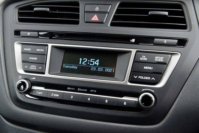 Hyundai i20 1.2 SE (84 PS) 5 Door Hatchback Petrol Phantom Black