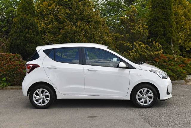 Hyundai i10 1.0 SE 5 Door Hatchback Petrol Polar White