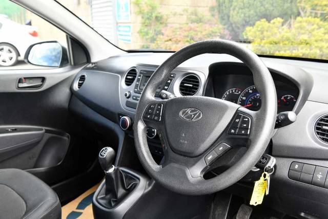 Hyundai i10 1.0 SE 5 Door Hatchback Petrol Polar White