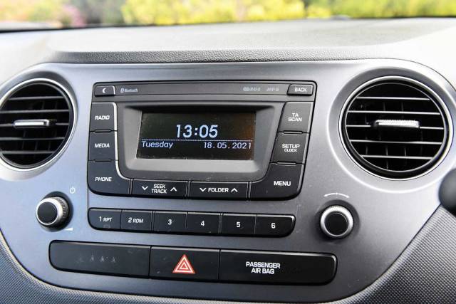 Hyundai i10 1.0 SE 5 Door Hatchback Petrol Polar White