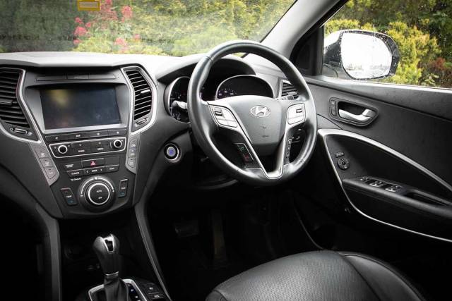 Hyundai Santa Fe 2.2 CRDi 200ps 4WD Wiggins Ed Blue ISG 7s 4x4 vehicle Diesel White Cream