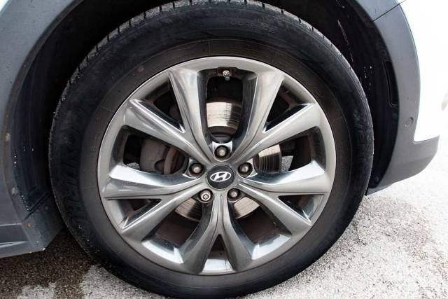 Hyundai Santa Fe 2.2 CRDi 200ps 4WD Wiggins Ed Blue ISG 7s 4x4 vehicle Diesel White Cream