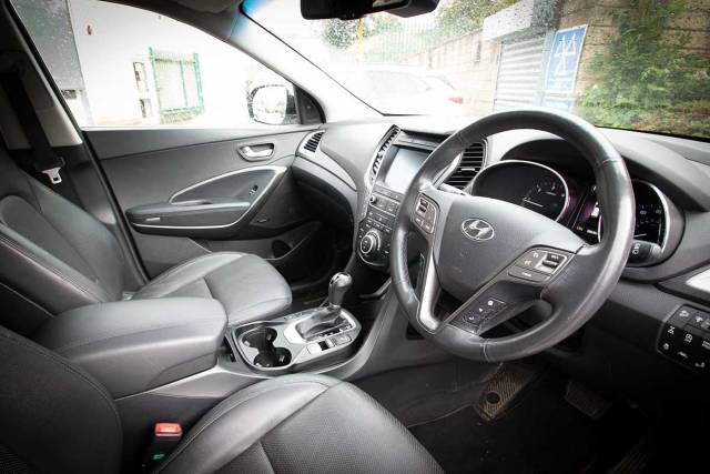 Hyundai Santa Fe 2.2 CRDi 200ps 4WD Wiggins Ed Blue ISG 7s 4x4 vehicle Diesel White Cream