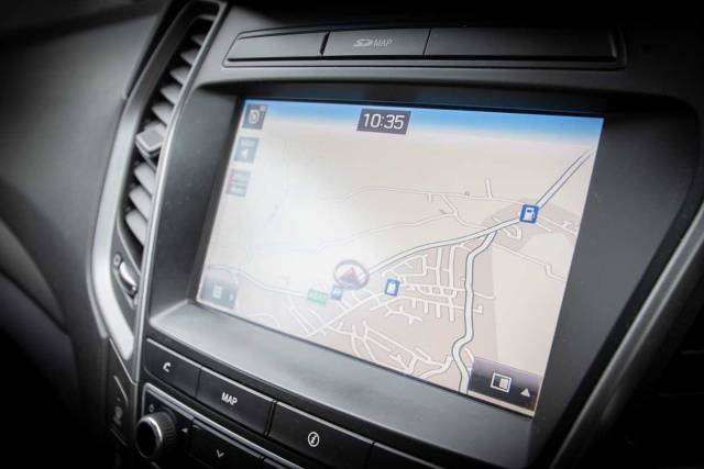 Hyundai Santa Fe 2.2 CRDi 200ps 4WD Wiggins Ed Blue ISG 7s 4x4 vehicle Diesel White Cream