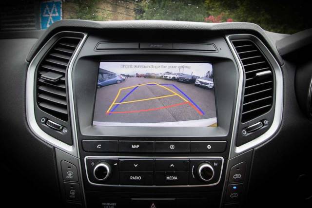 Hyundai Santa Fe 2.2 CRDi 200ps 4WD Wiggins Ed Blue ISG 7s 4x4 vehicle Diesel White Cream