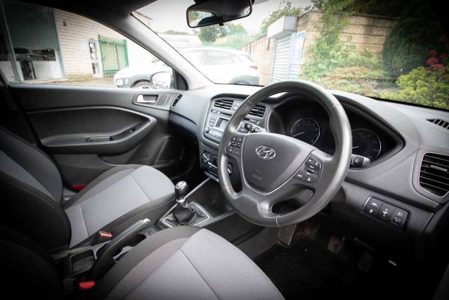 Hyundai i20 1.2 SE (84 PS) 5 Door Hatchback Petrol Polar White