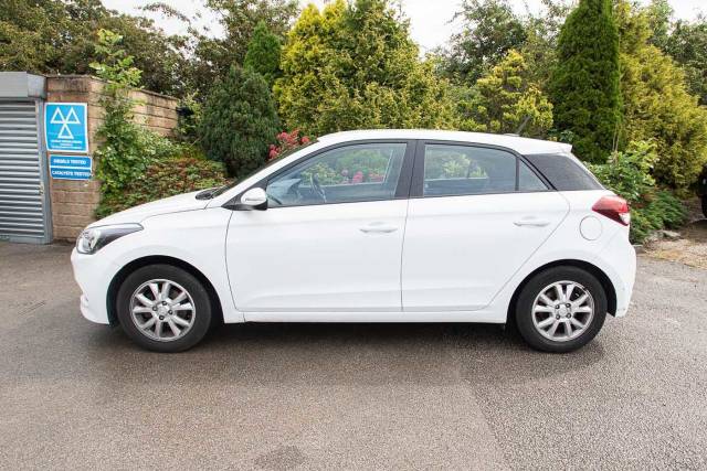 Hyundai i20 1.2 SE (84 PS) 5 Door Hatchback Petrol Polar White