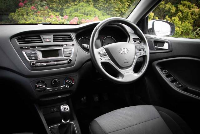 Hyundai i20 1.2 SE (84 PS) 5 Door Hatchback Petrol Polar White