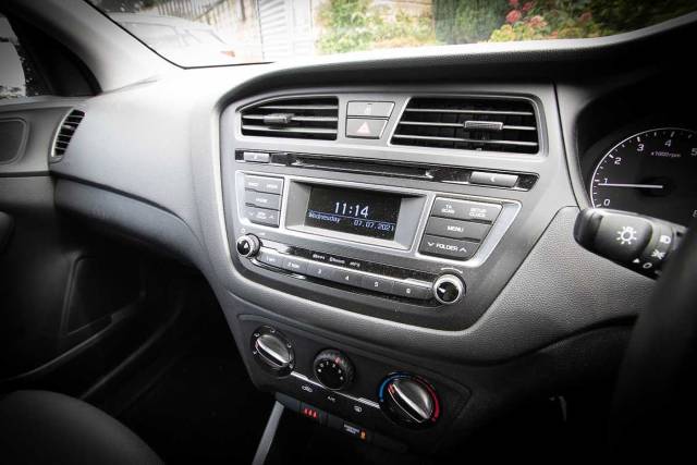 Hyundai i20 1.2 SE (84 PS) 5 Door Hatchback Petrol Polar White