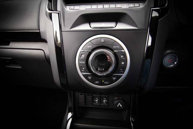 Isuzu D-max 1.9TD 4x4 Blade Double Cab Pickup Pick-up Diesel Red