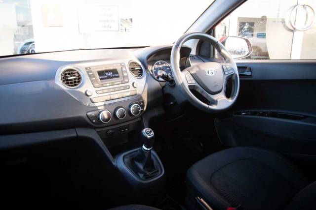 Hyundai i10 1.0 SE 5 Door Hatchback Petrol Red