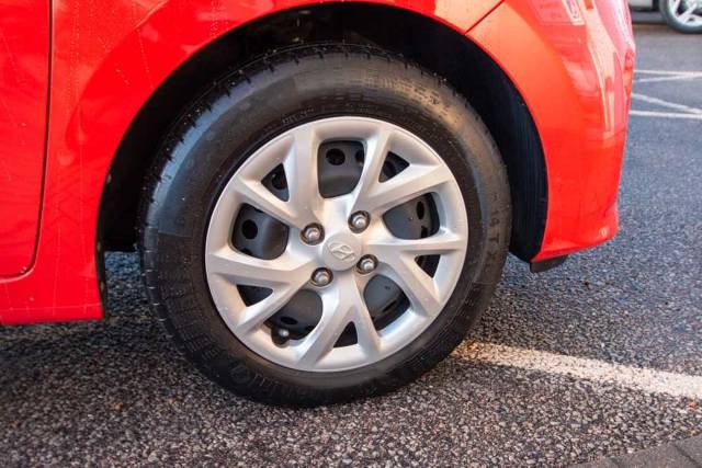 Hyundai i10 1.0 SE 5 Door Hatchback Petrol Red