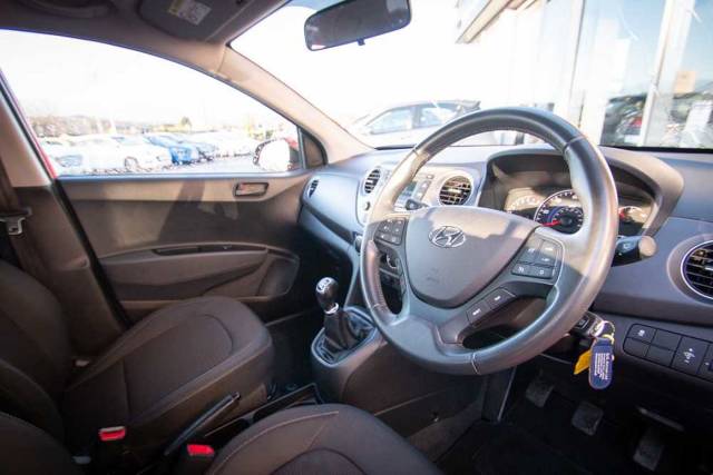 Hyundai i10 1.0 SE 5 Door Hatchback Petrol Red
