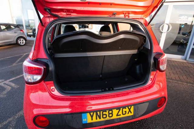 Hyundai i10 1.0 SE 5 Door Hatchback Petrol Red