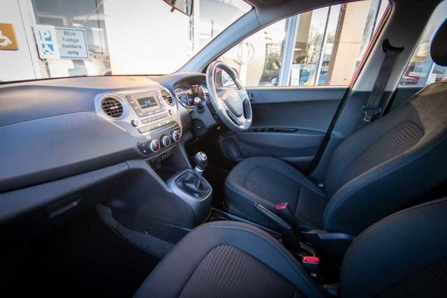 Hyundai i10 1.0 SE 5 Door Hatchback Petrol Red