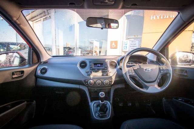 Hyundai i10 1.0 SE 5 Door Hatchback Petrol Red