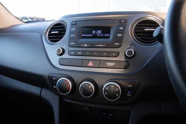 Hyundai i10 1.0 SE 5 Door Hatchback Petrol Red